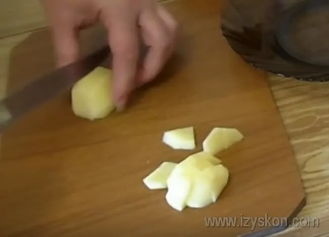 Картофель нарезаем средними пластинками.