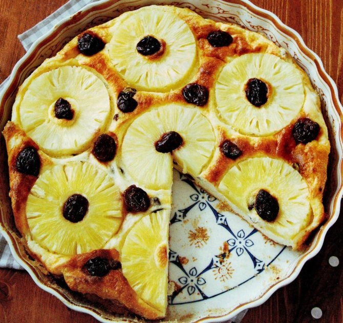 На готовую запеканку можно также выложить кольца ананасов