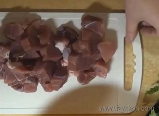 Пока разогревается мультиварка, нарезаем мясо.