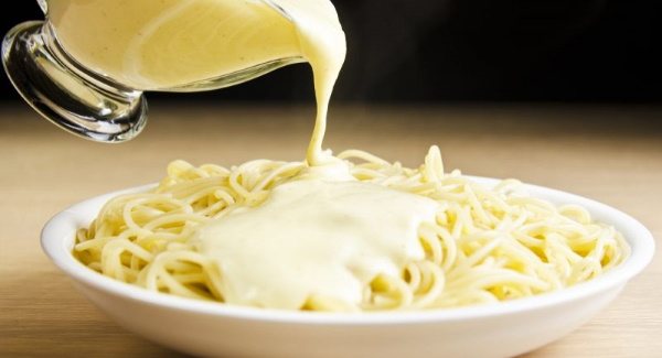 Сырный соус для макарон. Рецепт без молока, муки из плавленого сыра со сметаной, майонезом, сливками