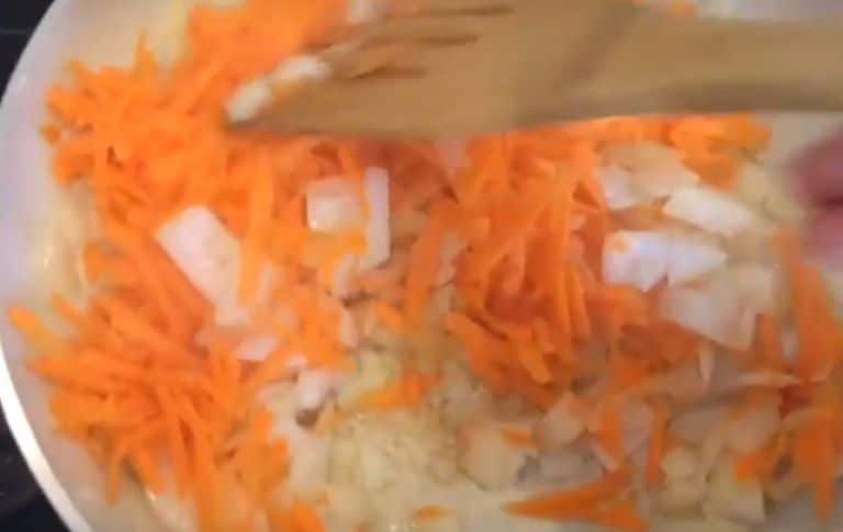 Треска, жареная с луком на сковороде: 6 рецептов приготовления